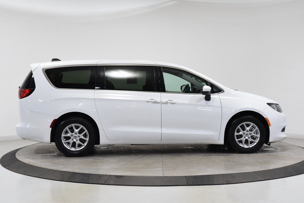 2022 Chrysler Voyager LX Akron OH