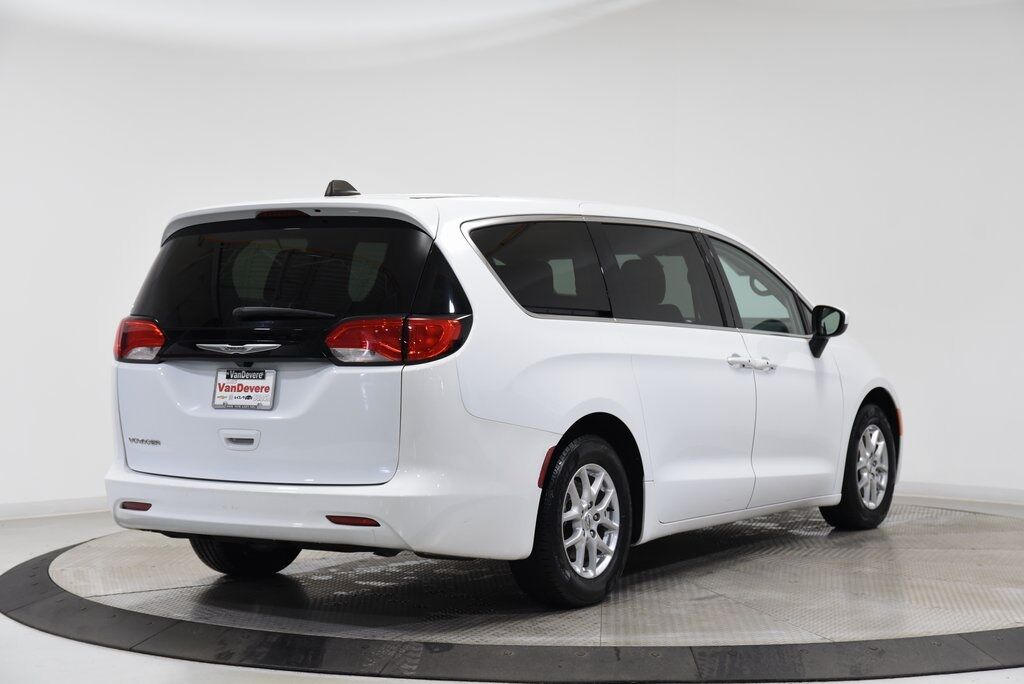 2022 Chrysler Voyager LX Akron OH