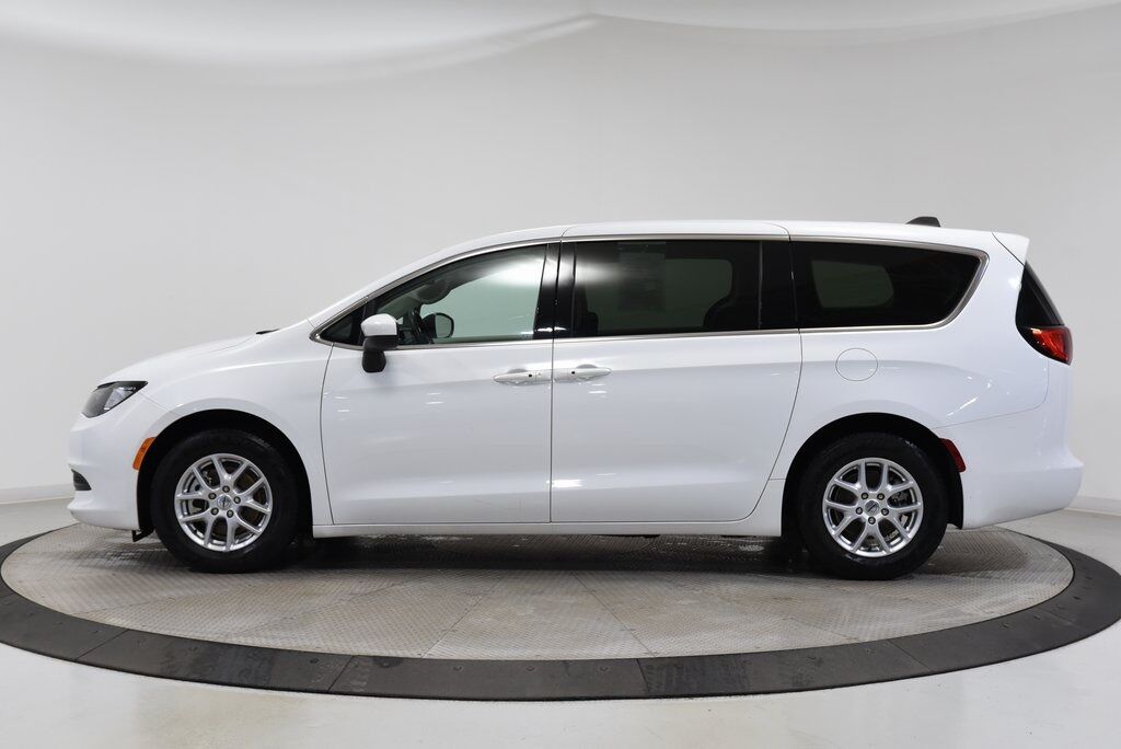 2022 Chrysler Voyager LX Akron OH