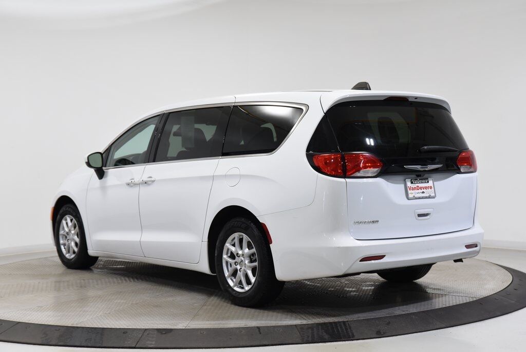 2022 Chrysler Voyager LX Akron OH