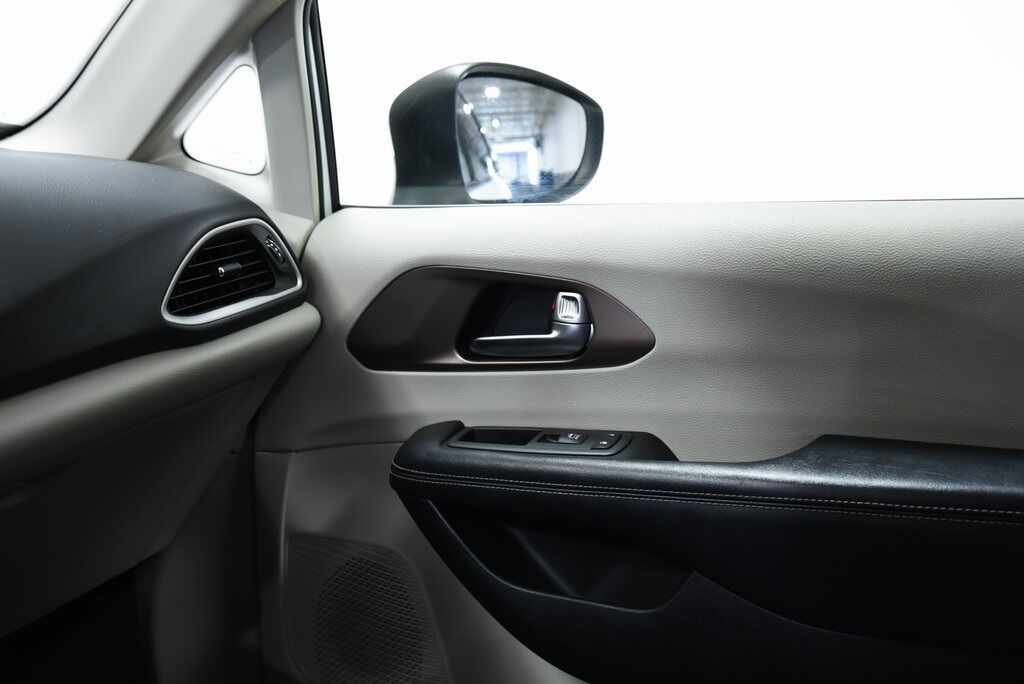 2022 Chrysler Voyager LX Akron OH