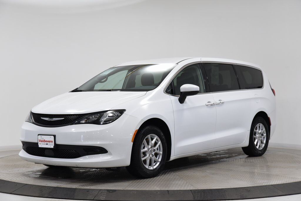 2022 Chrysler Voyager LX Akron OH