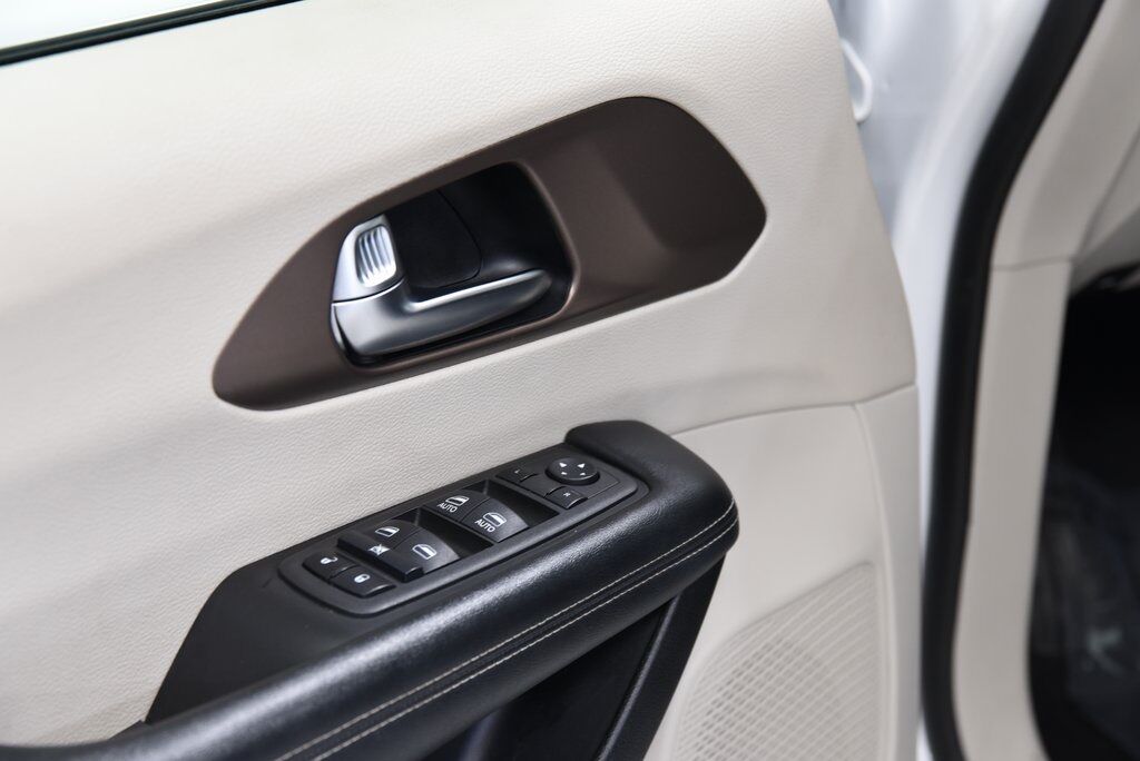 2022 Chrysler Voyager LX Akron OH