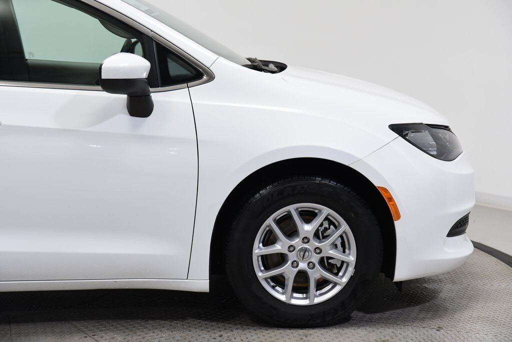2022 Chrysler Voyager LX Akron OH