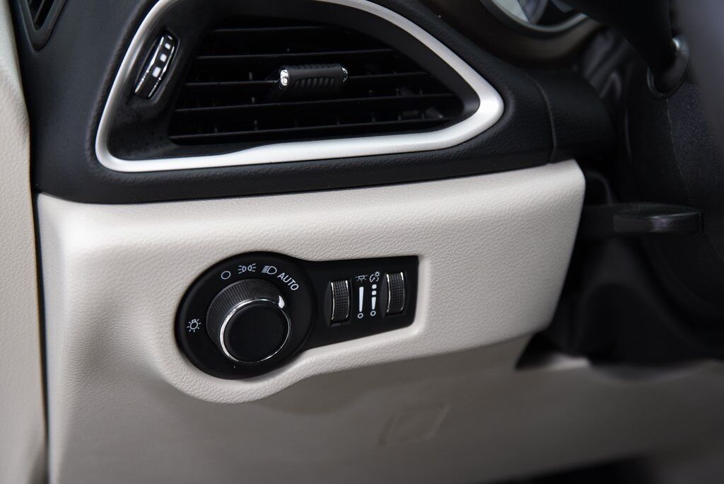 2022 Chrysler Voyager LX Akron OH