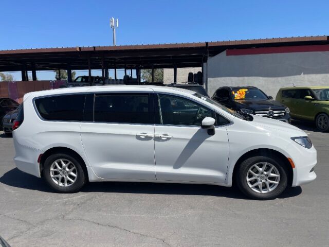 2022 Chrysler Voyager LX