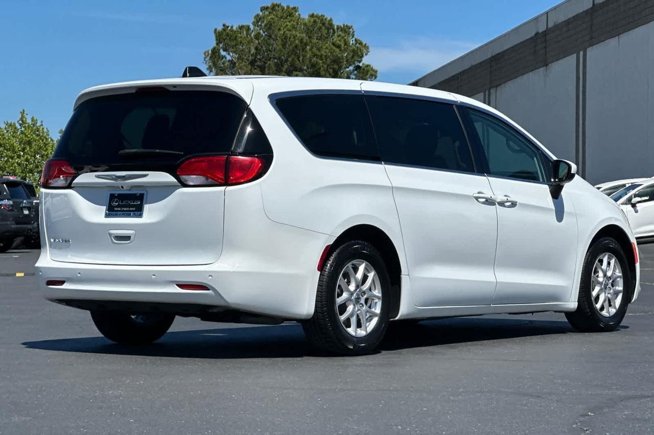 2022 Chrysler Voyager LX