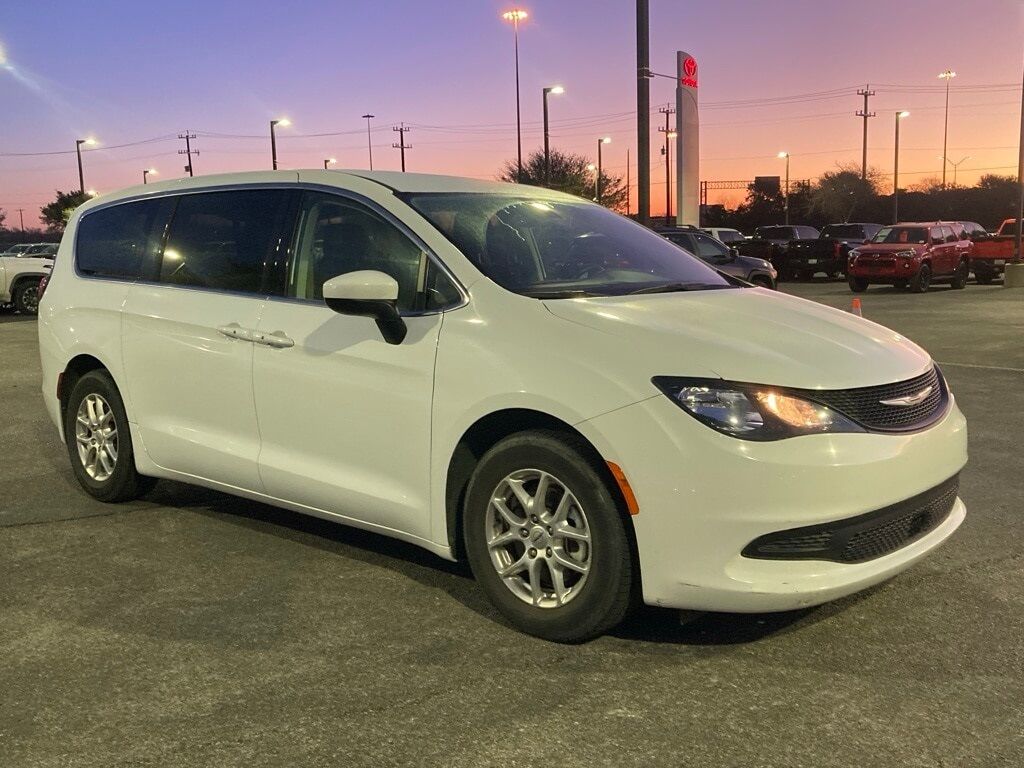 2022 Chrysler Voyager LX