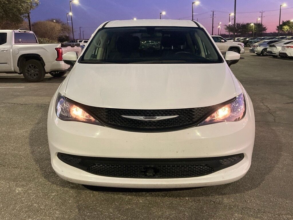 2022 Chrysler Voyager LX