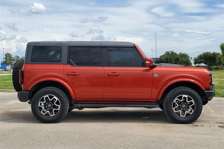 2022 Ford Bronco Outer Banks  TX