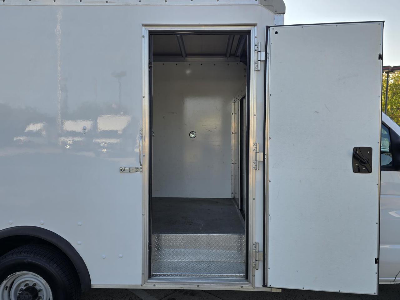 2022 Ford E-Series Cutaway E-350 SRW 12ft Box W/Side Door and Roll-Up Door Concord NC