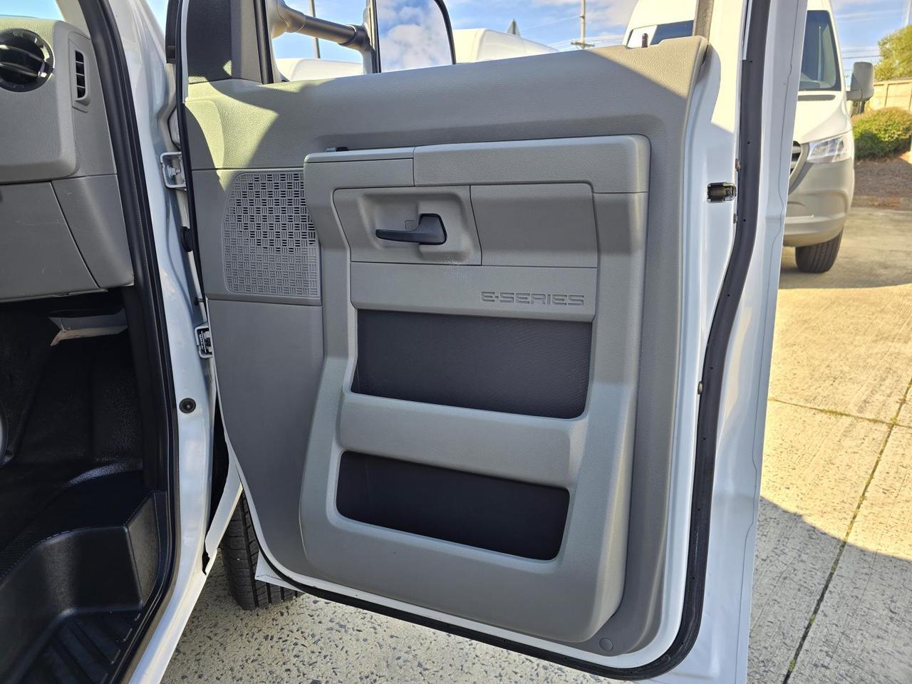 2022 Ford E-Series Cutaway E-450 16ft Box W/Roll-Up Door and Tuck-Under Liftgate Concord NC