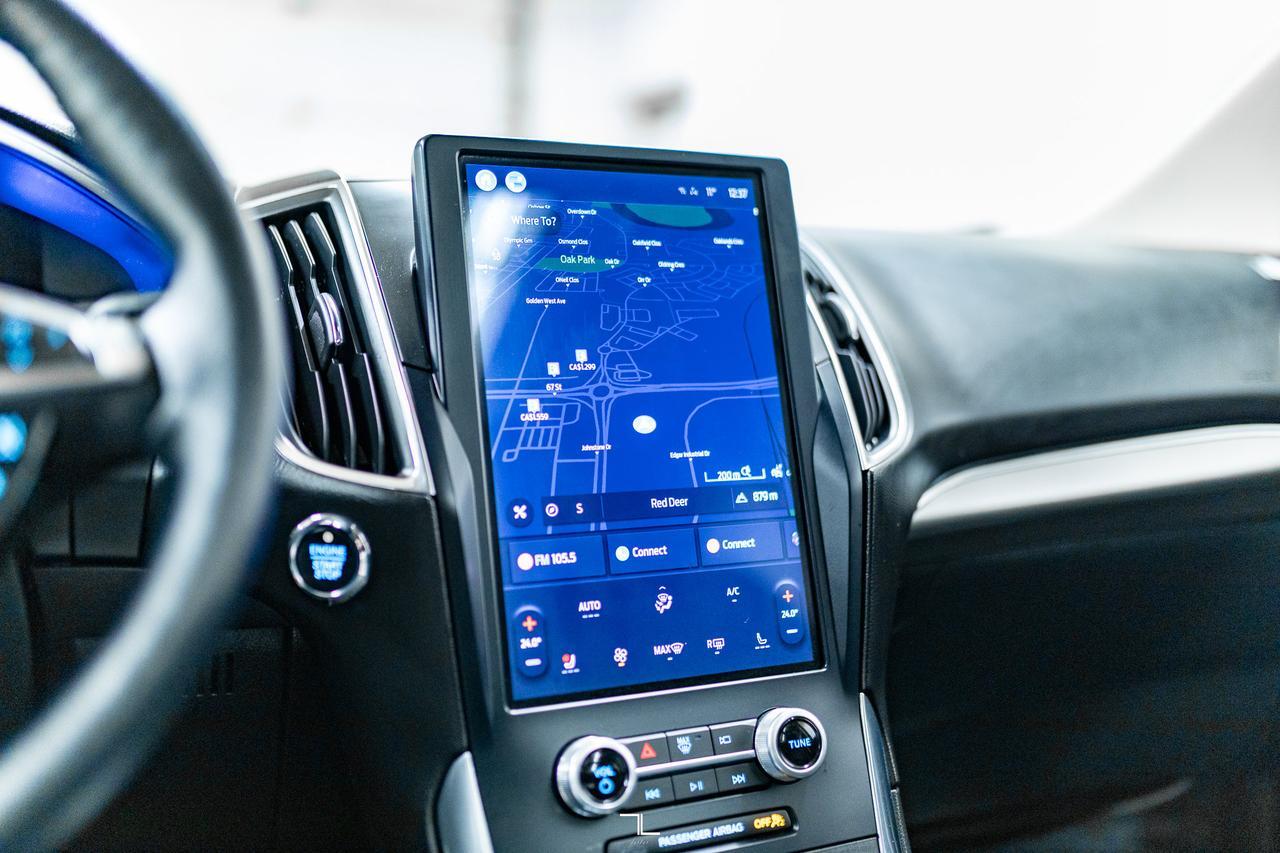 2022 Ford Edge AWD Titanium Leather Roof Nav BCam Red Deer AB