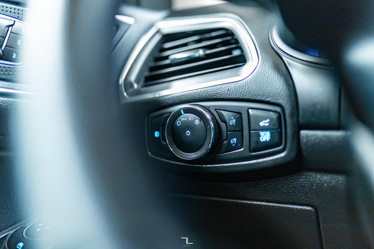 2022 Ford Edge AWD Titanium Leather Roof Nav BCam Red Deer AB