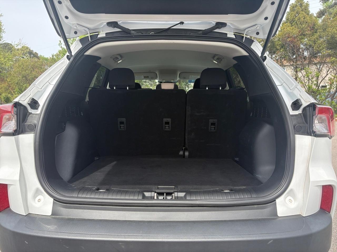 2022 Ford Escape SE, ECO-MODE, AUTO START/STOP, APPLE CARPLAY/ANDROID AUTO, HANDS-FREE LIFTGATE, BLIND SPOT ALERT, LANE KEEP ASSIST, CLEAN CARFAX, ESCAPE THE ROAD IN THIS FORD! Virginia Beach VA