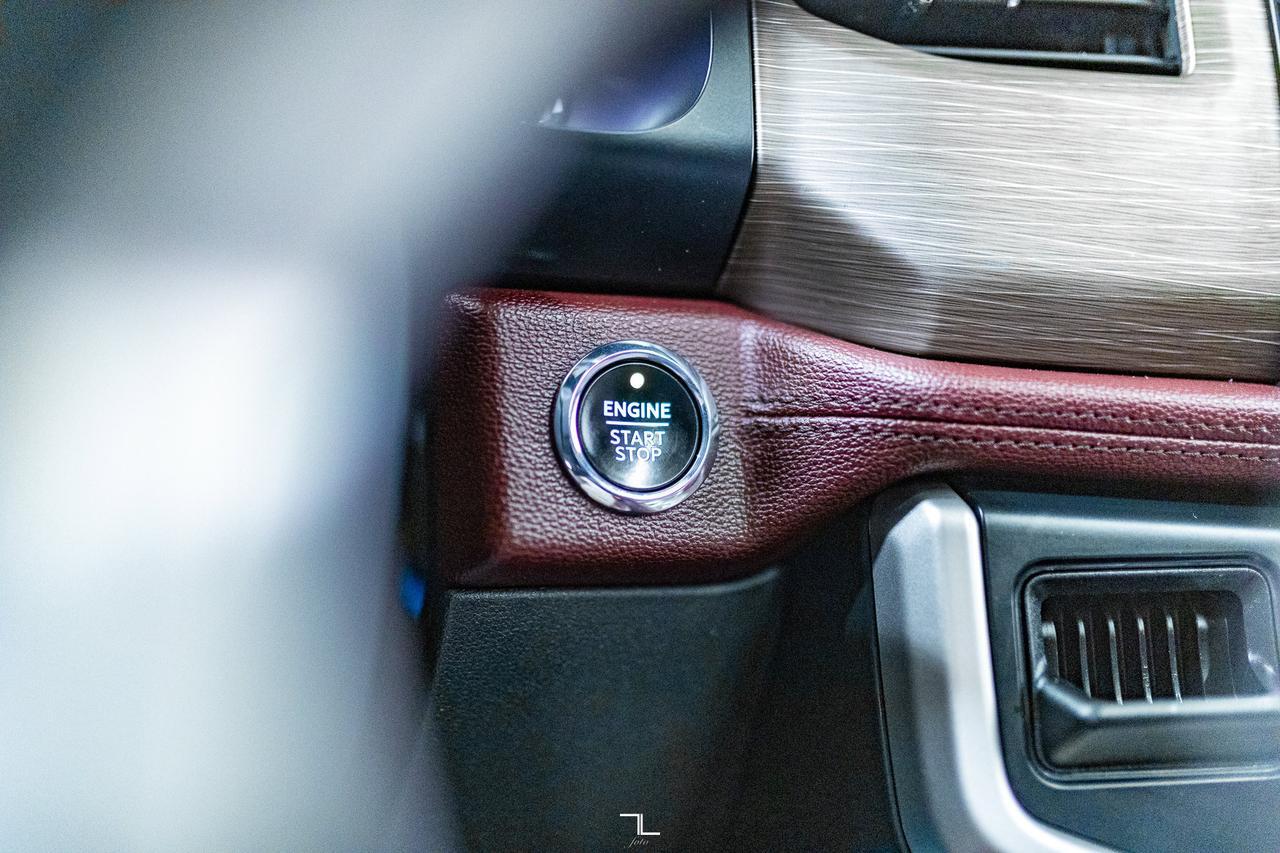 2022 Ford Expedition Max AWD Limited Leather Roof Nav BCam Red Deer AB