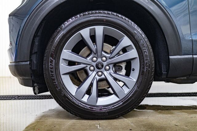 2022 Ford Explorer AWD XLT Leather Roof Nav BCam Red Deer AB