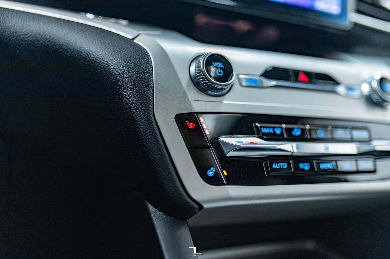 2022 Ford Explorer AWD XLT Leather Roof Nav BCam Red Deer AB