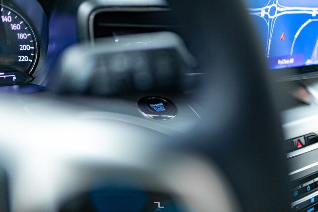 2022 Ford Explorer AWD XLT Leather Roof Nav BCam Red Deer AB