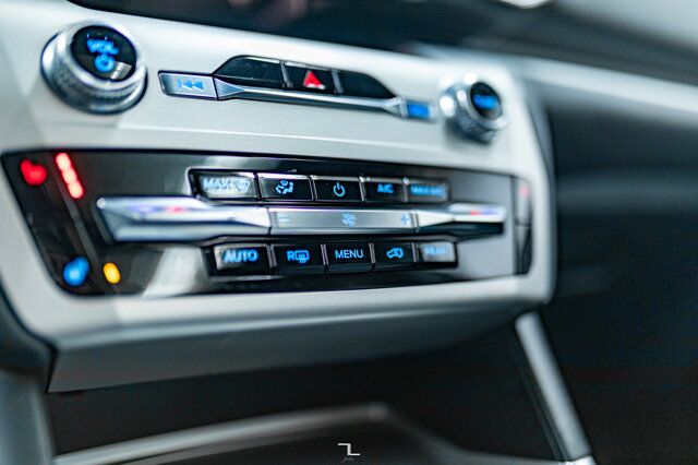 2022 Ford Explorer AWD XLT Leather Roof Nav BCam Red Deer AB