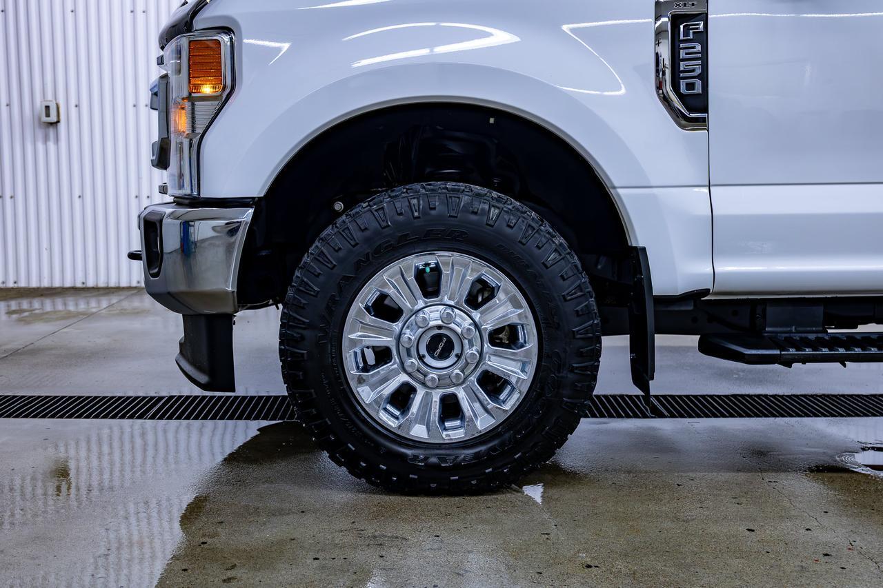 2022 Ford F-250 4x4 Crew Cab XLT FX4 Pseat Bcam Red Deer AB