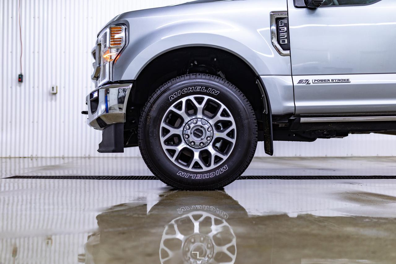 2022 Ford F-350 4x4 Crew Cab Lariat Diesel Leather Roof Nav Red Deer AB