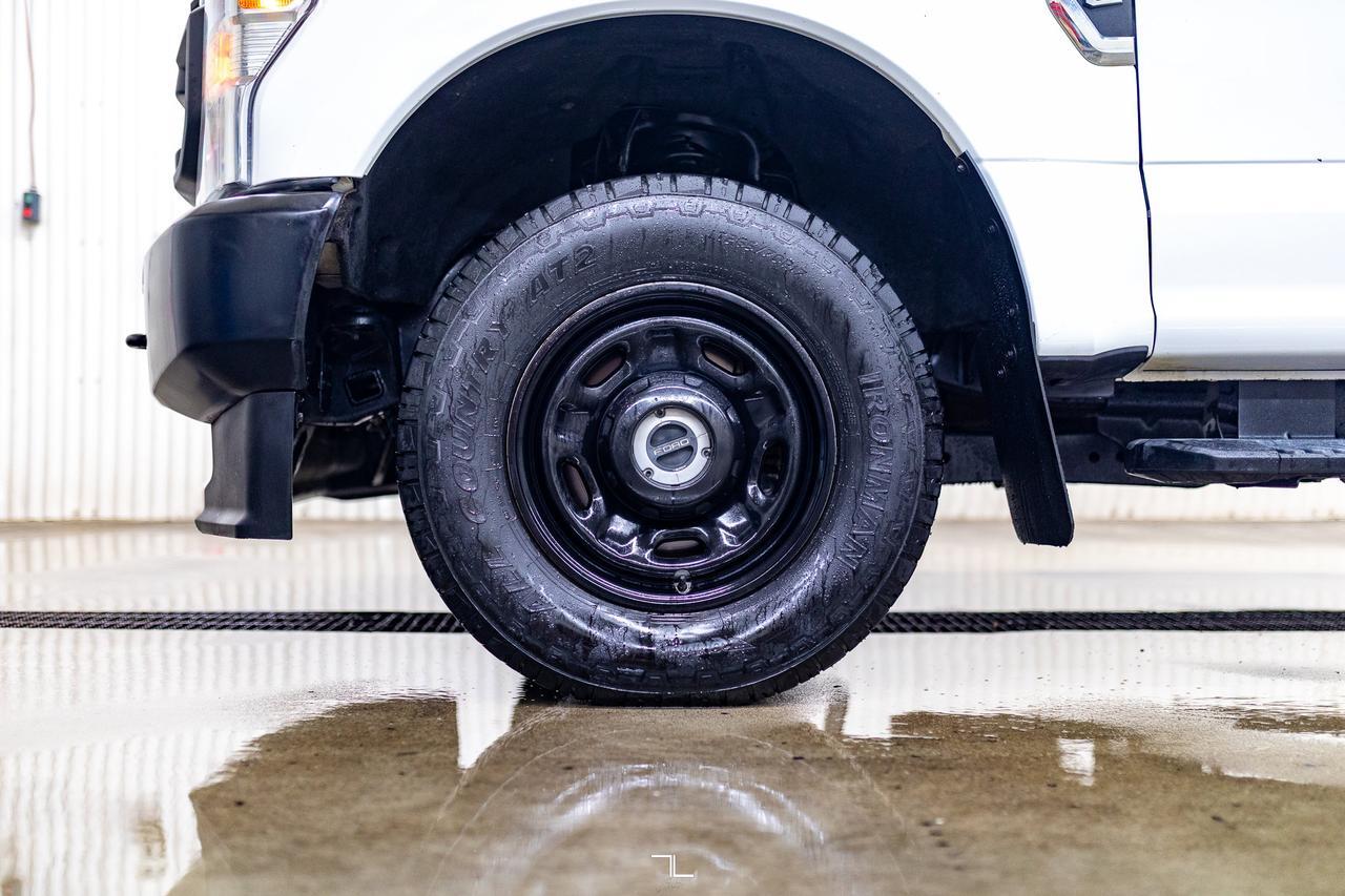 2022 Ford F-350 4x4 Crew Cab XL Deck BCam Red Deer AB