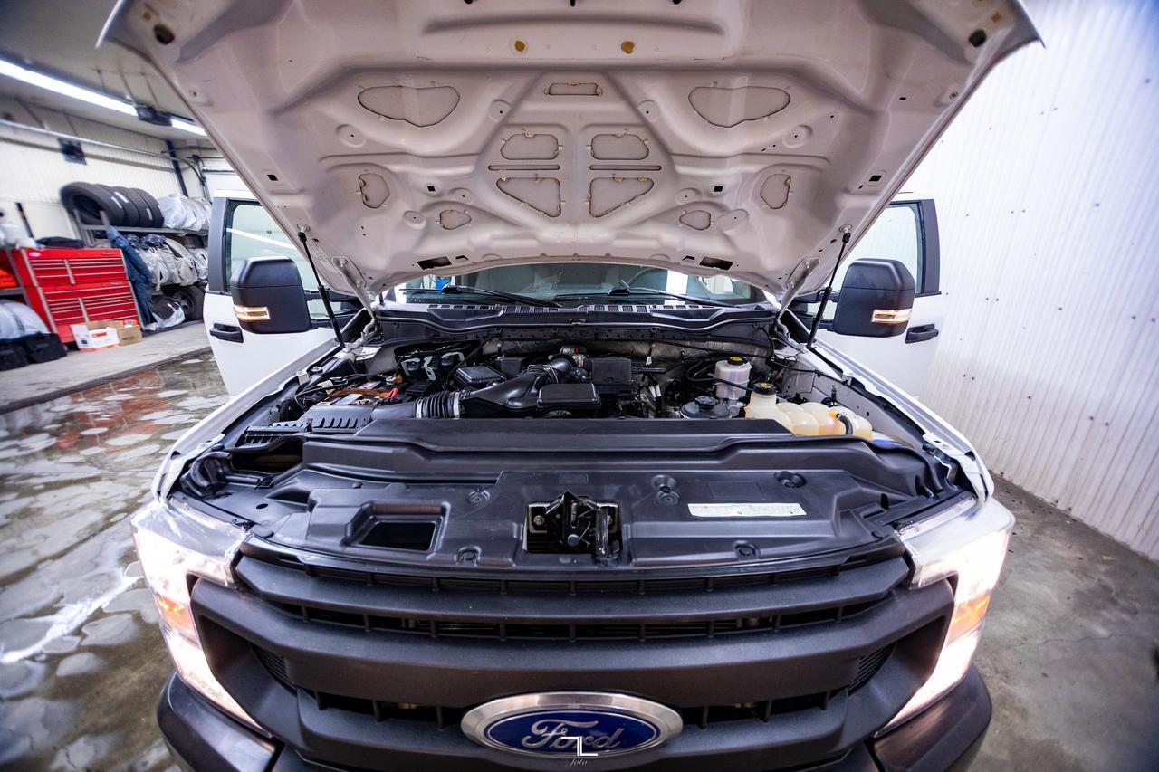 2022 Ford F-350 4x4 Crew Cab XL Deck BCam Red Deer AB
