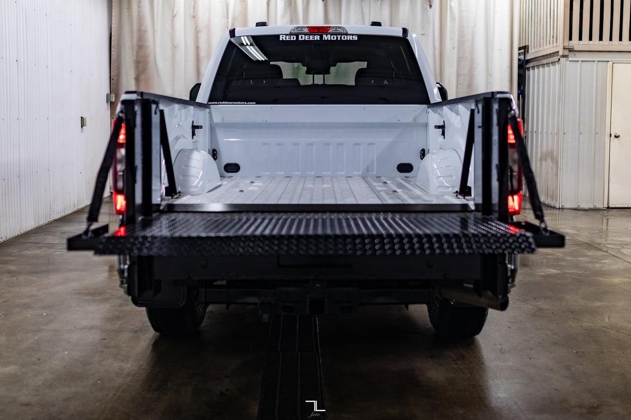 2022 Ford F-350 4x4 Crew Cab XLT BCam Tommy Gate Red Deer AB