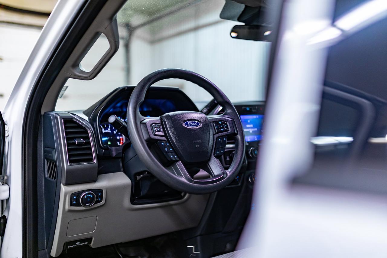 2022 Ford F-350 4x4 Crew Cab XLT BCam Tommy Gate Red Deer AB