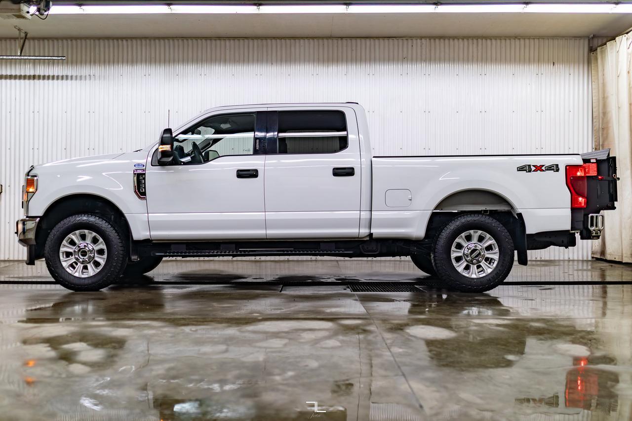 2022 Ford F-350 4x4 Crew Cab XLT BCam Tommy Gate Red Deer AB