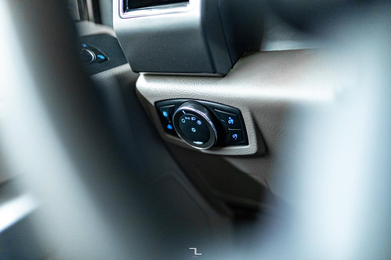 2022 Ford F-350 4x4 Crew Cab XLT BCam Tommy Gate Red Deer AB