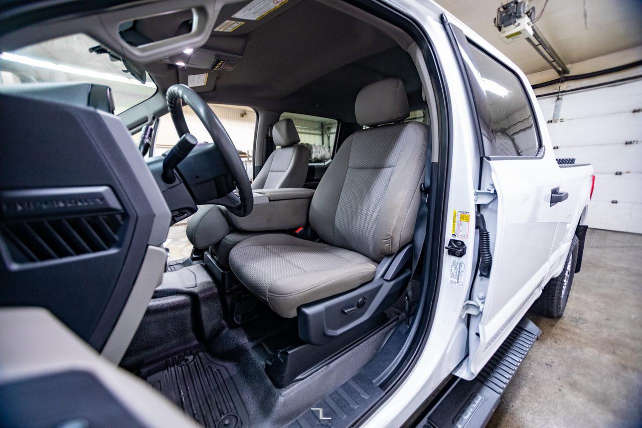 2022 Ford F-350 4x4 Crew Cab XLT BCam Tommy Gate Red Deer AB