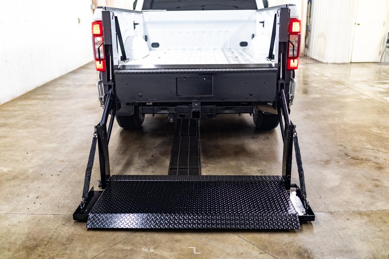 2022 Ford F-350 4x4 Crew Cab XLT BCam Tommy Gate Red Deer AB