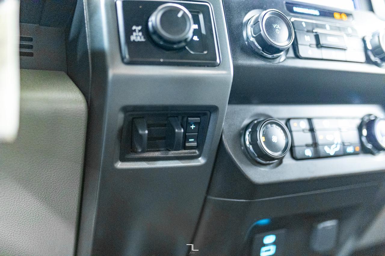 2022 Ford F-350 4x4 Crew Cab XLT BCam Tommy Gate Red Deer AB