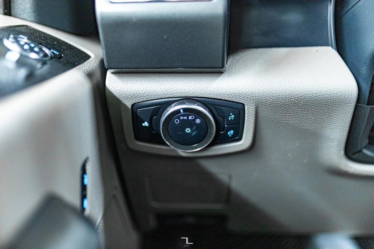 2022 Ford F-350 4x4 Crew Cab XLT Deck BCam Red Deer AB