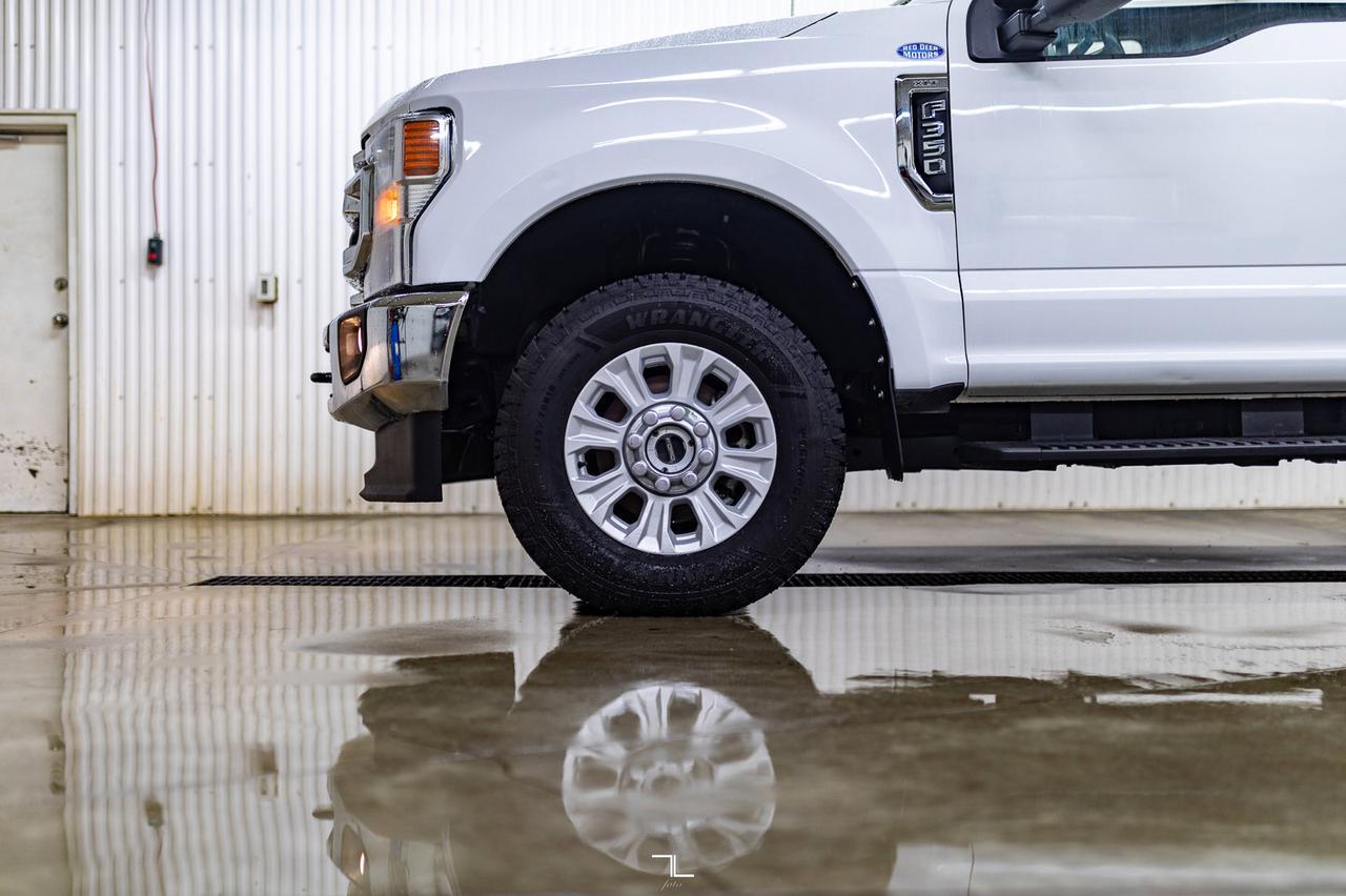2022 Ford F-350 4x4 Crew Cab XLT Deck BCam Red Deer AB