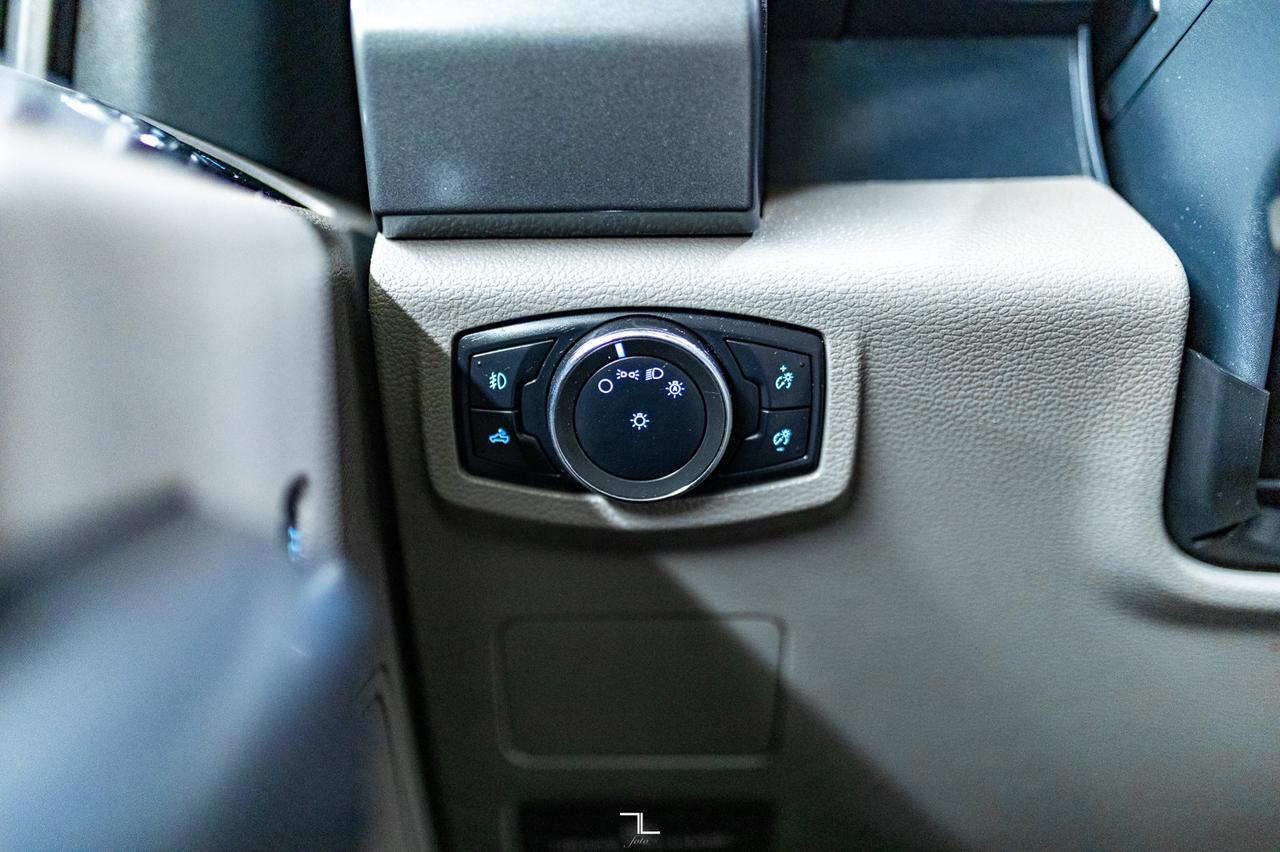 2022 Ford F-350 4x4 Crew Cab XLT Deck PSeat Red Deer AB