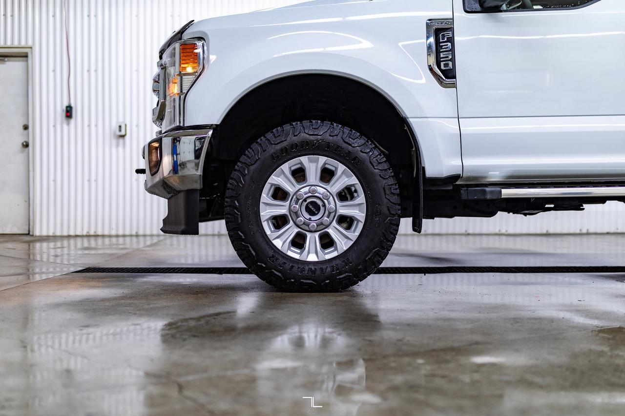 2022 Ford F-350 4x4 Crew Cab XLT FX4 Longbox BCam Red Deer AB