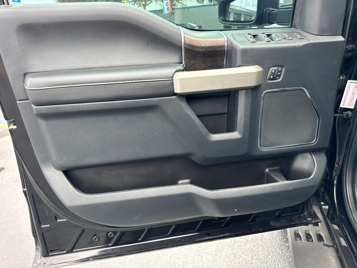 2022 Ford F250 Super Duty Crew Cab Lariat Pickup 4D 6 3/4 ft