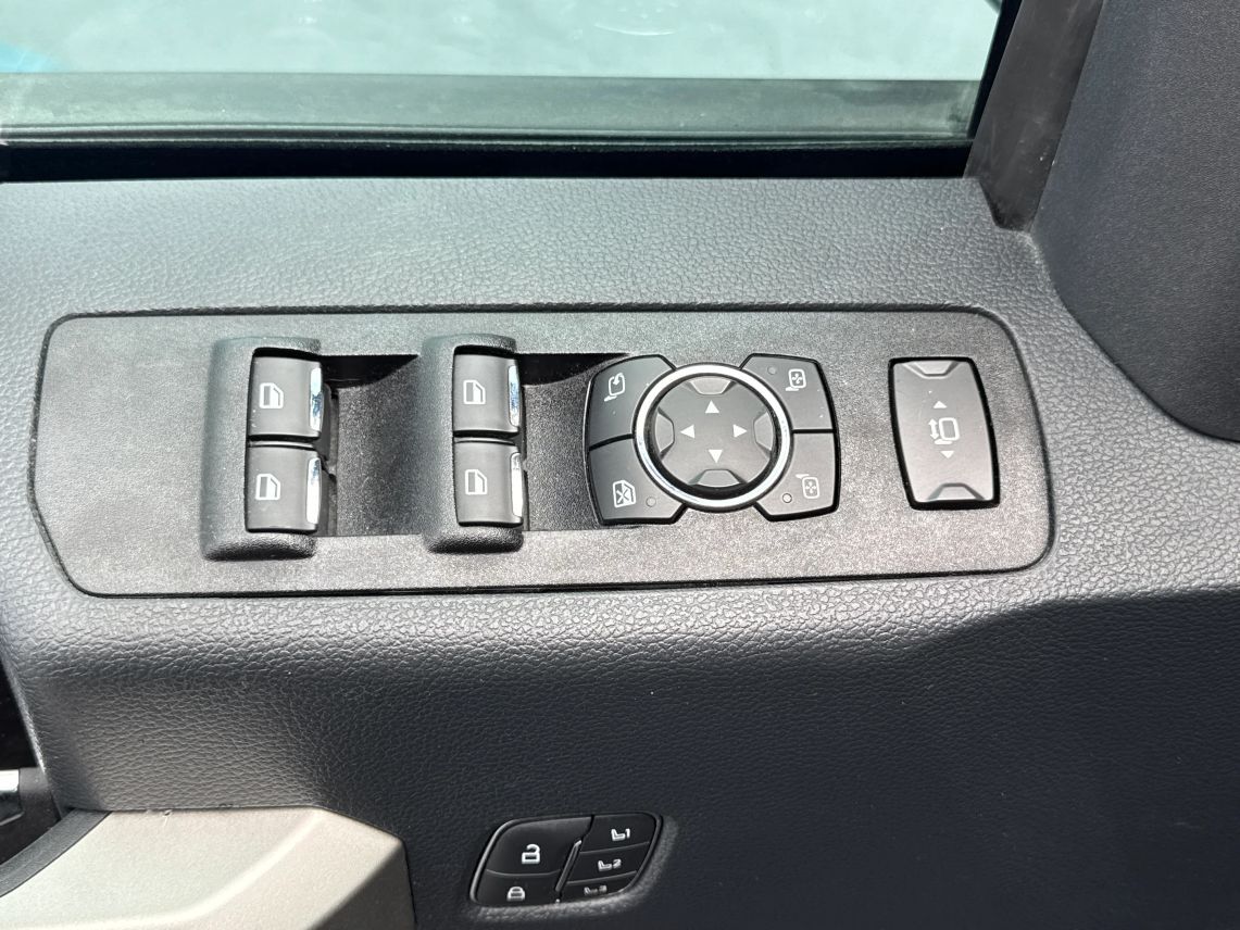 2022 Ford F250 Super Duty Crew Cab Lariat Pickup 4D 6 3/4 ft