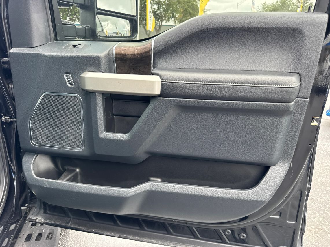 2022 Ford F250 Super Duty Crew Cab Lariat Pickup 4D 6 3/4 ft