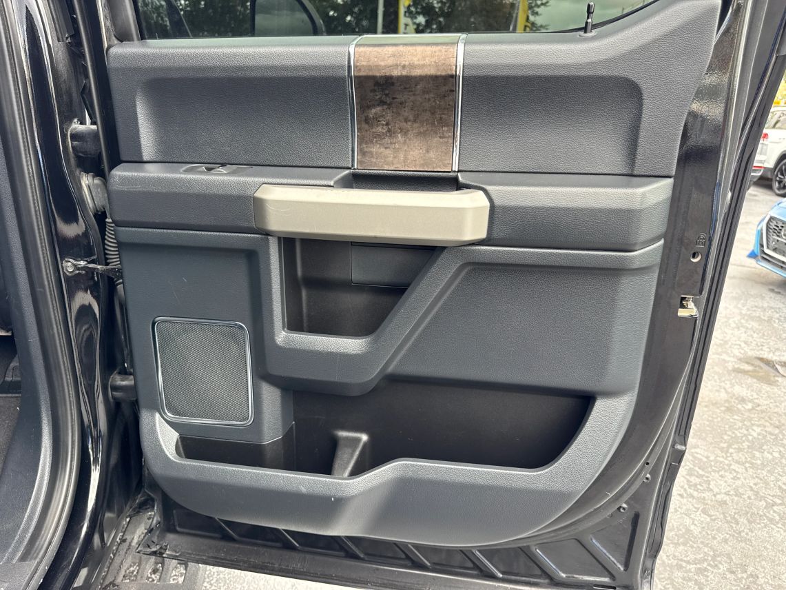 2022 Ford F250 Super Duty Crew Cab Lariat Pickup 4D 6 3/4 ft