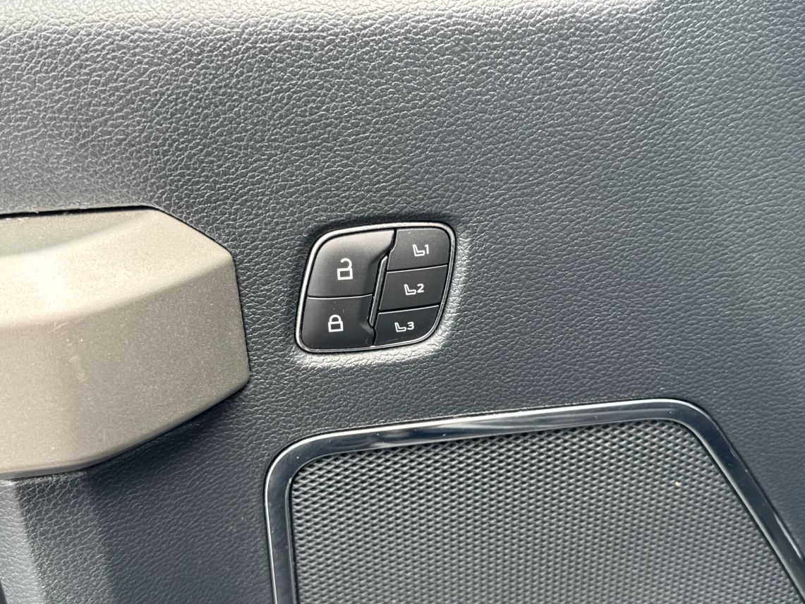 2022 Ford F250 Super Duty Crew Cab Lariat Pickup 4D 6 3/4 ft