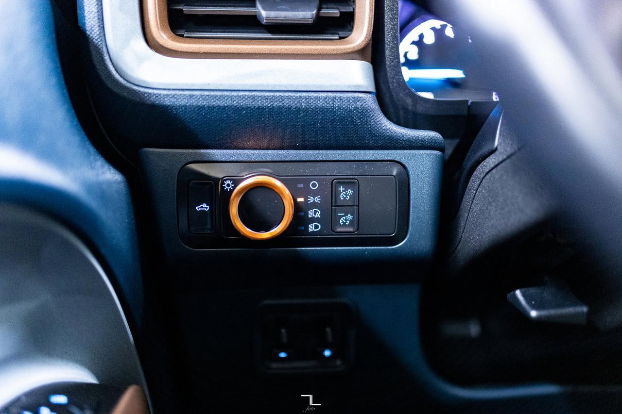 2022 Ford Maverick AWD Crew Cab Lariat FX4 Leather BCam Red Deer AB