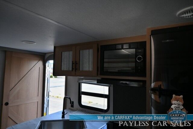 2022 Forest River Primetime / Avenger 27DBS / Sleeps 8 / 25K BTU Heater / 13.5K BTU AC / 3 Burner Stove & Oven Combo / Power Exterior Awning / Exterior Kitchenette / Interior & Exterior Audio System / 32'' Flatscreen / 4319 GVWR Anchorage AK