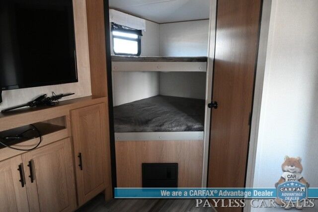 2022 Forest River Primetime / Avenger 27DBS / Sleeps 8 / 25K BTU Heater / 13.5K BTU AC / 3 Burner Stove & Oven Combo / Power Exterior Awning / Exterior Kitchenette / Interior & Exterior Audio System / 32'' Flatscreen / 4319 GVWR Anchorage AK