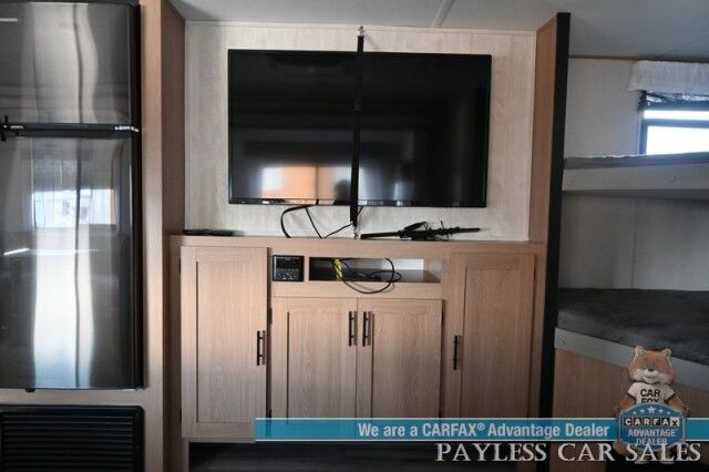 2022 Forest River Primetime / Avenger 27DBS / Sleeps 8 / 25K BTU Heater / 13.5K BTU AC / 3 Burner Stove & Oven Combo / Power Exterior Awning / Exterior Kitchenette / Interior & Exterior Audio System / 32'' Flatscreen / 4319 GVWR Anchorage AK