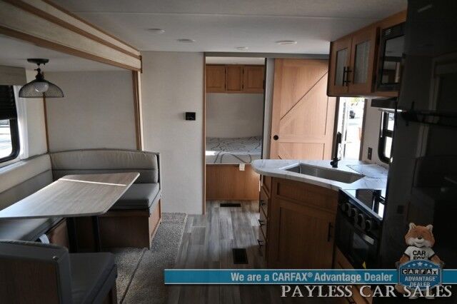 2022 Forest River Primetime / Avenger 27DBS / Sleeps 8 / 25K BTU Heater / 13.5K BTU AC / 3 Burner Stove & Oven Combo / Power Exterior Awning / Exterior Kitchenette / Interior & Exterior Audio System / 32'' Flatscreen / 4319 GVWR Anchorage AK