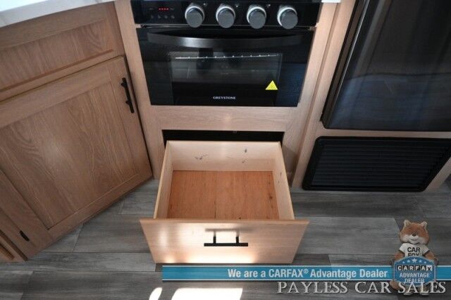 2022 Forest River Primetime / Avenger 27DBS / Sleeps 8 / 25K BTU Heater / 13.5K BTU AC / 3 Burner Stove & Oven Combo / Power Exterior Awning / Exterior Kitchenette / Interior & Exterior Audio System / 32'' Flatscreen / 4319 GVWR Anchorage AK